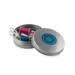 Set da cucito pubblicitario da regalare confezione di latta Couture color argento opaco seconda vista principale