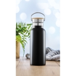 Borraccia personalizzabile realizzata in acciaio inox a doppia parete da 500ml color nero vista ambiente