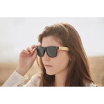 Occhiali da sole vintage stanghette bamboo lenti specchiate BeachWood terza vista ambiente