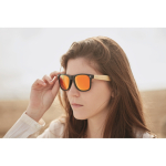 Occhiali da sole vintage stanghette bamboo lenti specchiate BeachWood terza vista ambiente