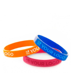 Braccialetti in silicone da personalizzare con il logo in Bassorilievo color arancione vista area di stampa