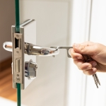Portachiavi anticontatto promozionale in acciaio inox con anello Key color argento