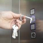 Portachiavi anticontatto promozionale in acciaio inox con anello Key color argento