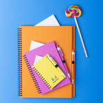 Block notes personalizzato A4 spirale e penna pagine neutre ECOriginal vista ambiente