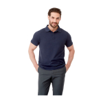 Polo promozionali in tessuto organico riciclato 220g/m² Elevate NXT color grigio topo immagine stile di vita 2