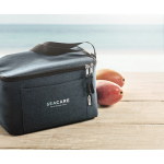 Borsa frigo promozionale isolante tasca frontale 6 lattine RPET color blu vista ambiente principale