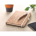 Taccuino personalizzato A5 con elastico e penna in bambù Earth color beige vista ambiente