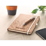 Taccuino personalizzato A5 con elastico e penna in bambù Earth color beige vista ambiente principale