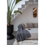 Coperta personalizzata ecologica con frange ai bordi Ukiyo color grigio scuro vista ambiente 2