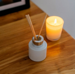 Candela profumata e diffusore di aromi da 50ml con 4 bastoncini e Wellness color bianco vista dettaglio 2