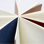 Taccuino A5 con copertina in cartone e pagine a righe color crema