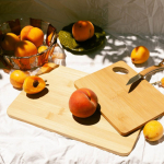 Semplice tagliere in bambù personalizzabile con logo color naturale vista dettaglio 2