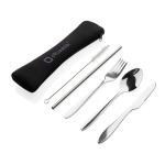 Set di posate con logo in acciaio inox in un sacchetto di neoprene nero color argento vista con logo