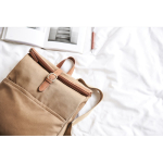 Zaino personalizzato riciclato tasche imbottite e porta pc EcoStylish color marrone chiaro vista ambiente