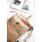 Zaino personalizzato riciclato tasche imbottite e porta pc EcoStylish color marrone chiaro vista ambiente 2