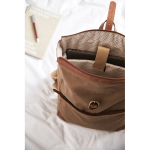 Zaino personalizzato riciclato tasche imbottite e porta pc EcoStylish color marrone chiaro vista ambiente 4