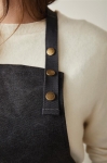 Grembiule in cotone riciclato e poliestere con tasca frontale Ecochic color nero vista ambiente 2