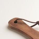 Tagliere in legno di acacia con manico e cordino in PU color legno quarta vista fotografica