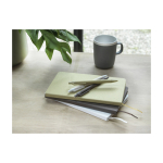 Penna a sfera aziendale in carta crush e PLA con inchiostro nero immagine stile di vita