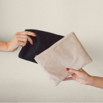 Pochette in tessuto di velluto 280g/m² con cerniera e tiretto dorati color naturale quinta vista