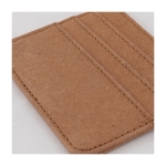 Porta tessere realizzato in pelle riciclata con tre tasche color marrone chiaro prima vista