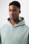 Felpa oversize in eco cotone regular fit 340 g/m² Iqoniq color verde oliva quarta vista con modello