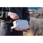 Beauty case in rPET con ampio scomparto, tasca esterna e manico color beige vista ambiente 2