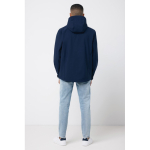 Giubbino softshell da uomo da 300 g/m² con tessuto a 3 strati Iqoniq color blu mare terza vista con modello