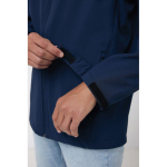 Giubbino softshell da uomo da 300 g/m² con tessuto a 3 strati Iqoniq color blu mare quinta vista con modello