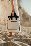 Borsa termica in tela riciclata da 500 g/m² con tracolla e maniglie color bianco sporco vista ambiente