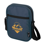 Borsa a tracolla in poliestere riciclato impermeabile con varie tasche vista con stampa in transfer