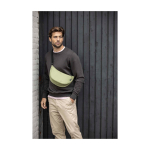 Marsupio in poliestere riciclato impermeabile con capacità da 1,5l immagine stile di vita