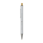 Penna in alluminio riciclato con pulsante di bambù e inchiostro nero color argento vista con logo stampato 2