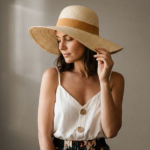 Cappello di carta da donna a tesa larga con nastro personalizzabile color naturale seconda vista