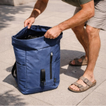 Zaino roll-top in poliestere con tasca verticale sul davanti color blu mare quarta vista