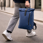 Zaino roll-top in poliestere con tasca verticale sul davanti color blu mare quinta vista