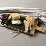 Tagliere in bambù con manico grande e lavagnetta decorabile color naturale vista ambiente