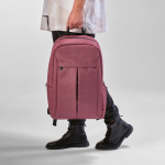 Zaino da 22 litri in nylon riciclato con cerniere impermeabili 15,6” color bordò vista ambiente