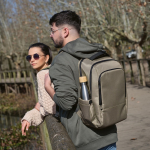 Zaino impermeabile in nylon riciclato con tasca per portatile da 15,6'' color camel seconda vista ambiente