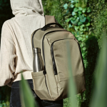 Zaino impermeabile in nylon riciclato con tasca per portatile da 15,6'' color camel vista ambiente