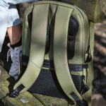 Zaino impermeabile in nylon riciclato con tasca per portatile da 15,6'' color verde militare vista ambiente