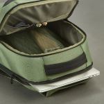 Zaino impermeabile in nylon riciclato con tasca per portatile da 15,6'' color verde militare terza vista dettaglio