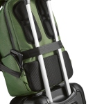 Zaino impermeabile in nylon riciclato con tasca per portatile da 15,6'' color verde militare vista dettaglio