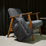 Zaino da 27l con tasca per pc in cotone riciclato cerato da 230g/m² color nero vista ambiente