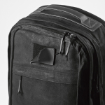 Zaino da 27l con tasca per pc in cotone riciclato cerato da 230g/m² color nero vista dettaglio