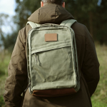 Zaino da 27l con tasca per pc in cotone riciclato cerato da 230g/m² color verde militare seconda vista ambiente