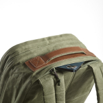 Zaino da 27l con tasca per pc in cotone riciclato cerato da 230g/m² color verde militare vista dettaglio