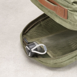 Zaino da 27l con tasca per pc in cotone riciclato cerato da 230g/m² color verde militare quarta vista