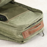 Zaino da 27l con tasca per pc in cotone riciclato cerato da 230g/m² color verde militare quinta vista