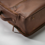Zaino elegante in pelle riciclata con tasca espandibile per PC 17'' color marrone scuro vista dettaglio